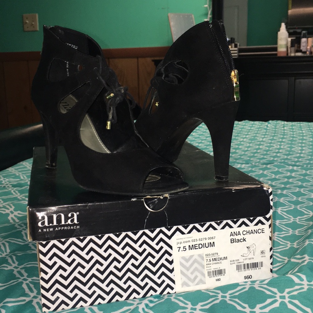 Size 7.5 black suede heels🖤